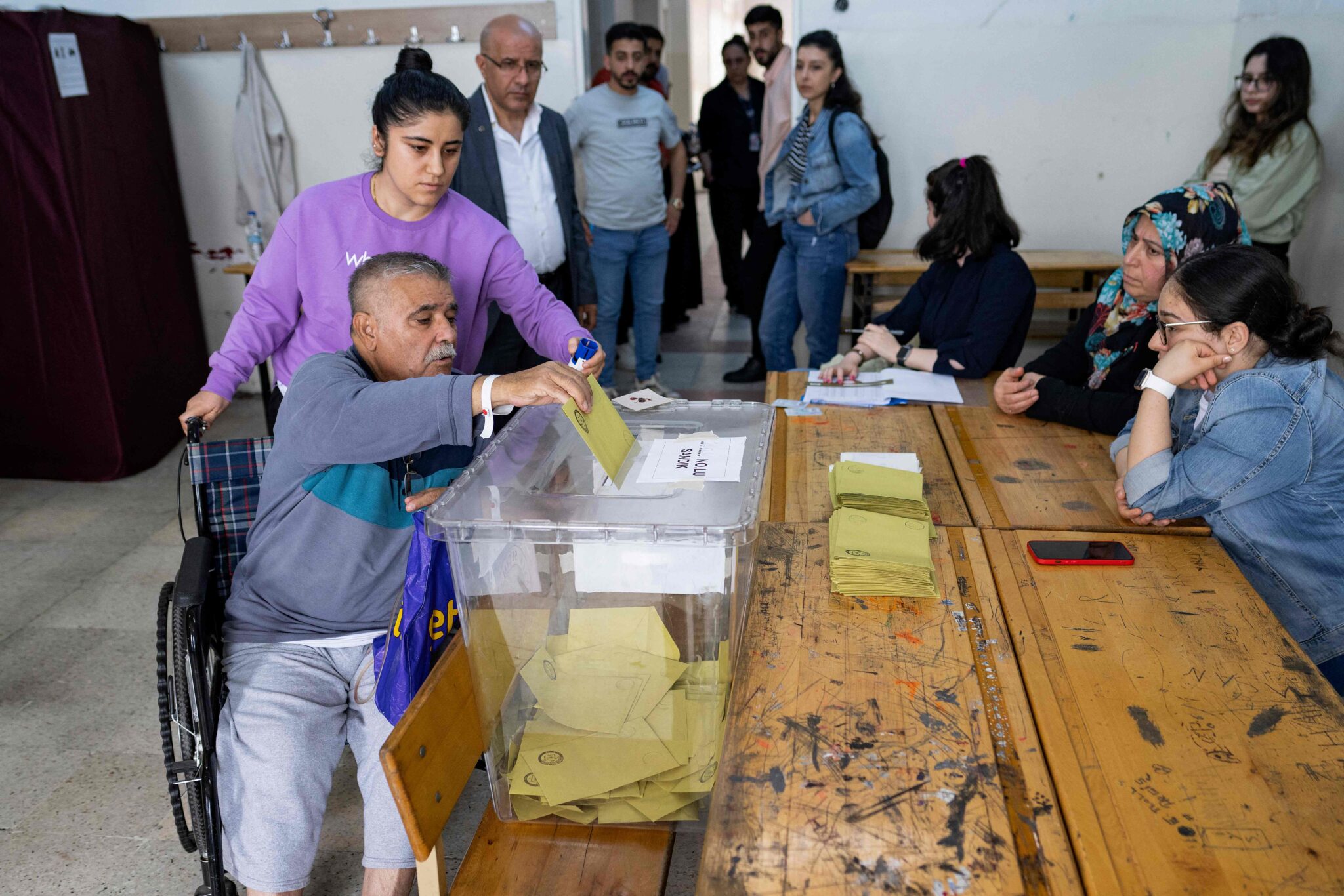Голосование на избирательном участке в Стамбуле. Фото YASIN AKGUL / AFP / Scanpix / LETA.