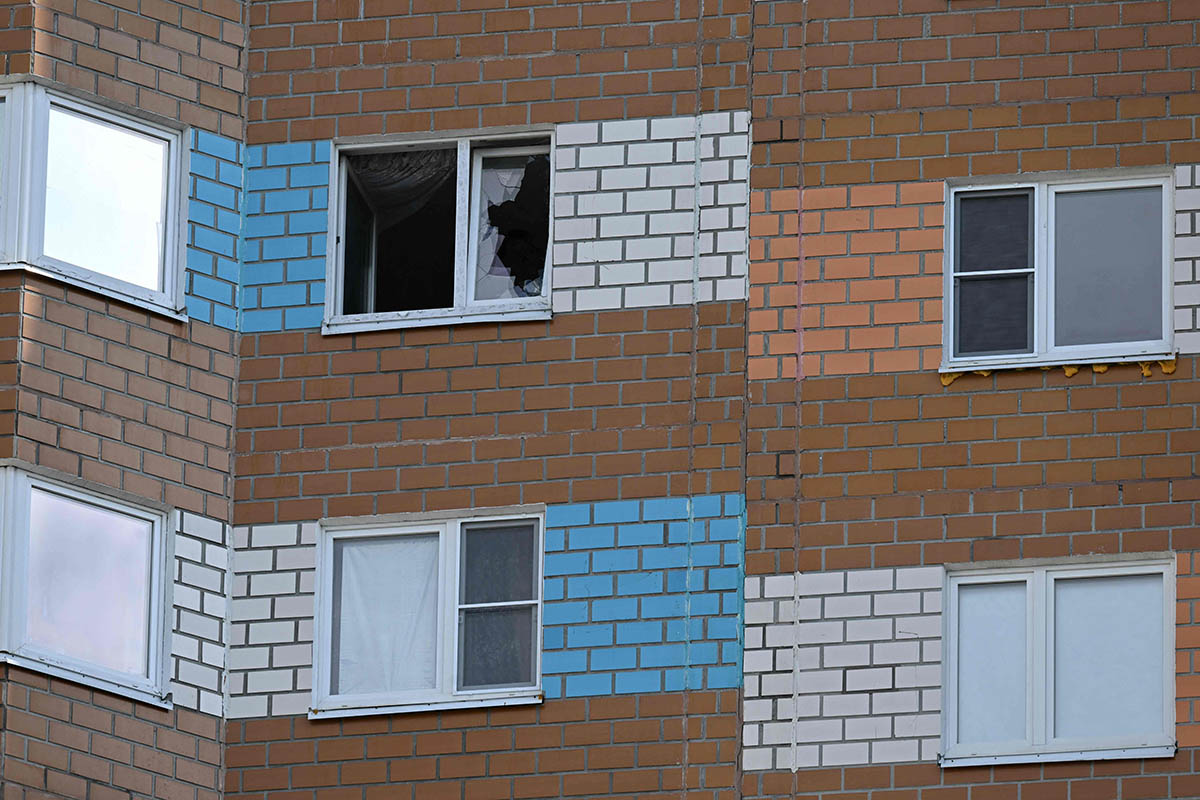 Последствия попадания беспилотника в жилой дом в Москве. Фото Kirill KUDRYAVTSEV/AFP/Scanpix/LETA