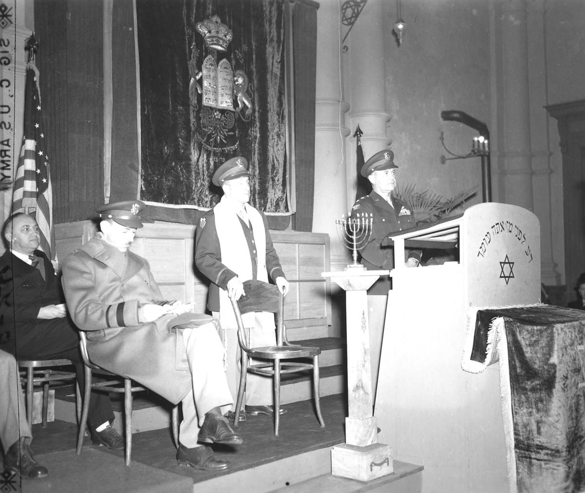 Повторное освящение синагоги в Висбадене в декабре 1946 года. Фото HHStAW фонд 3008, 33, № 086/juedisches-wiesbaden.de