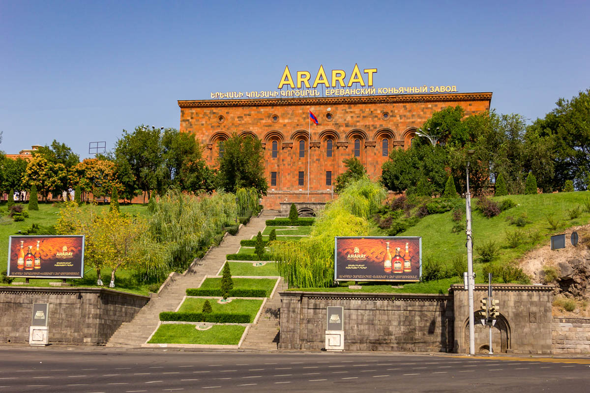 Коньячный завод Арарат в Армении. Фото Mihrzn по лицензии Istockphoto