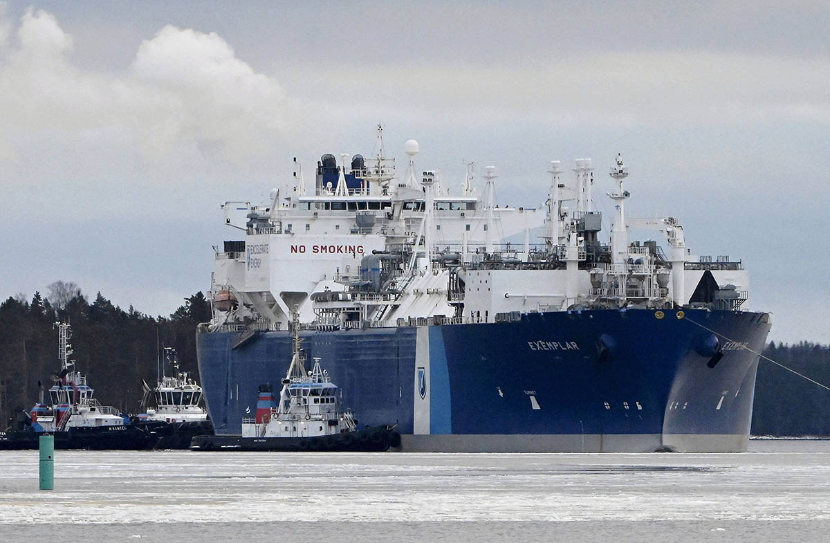 Буксиры, управляющие судном FSRU Exemplar, плавучим терминалом СПГ для сжиженного природного газа, для замены российского газа, прибывают в порт Инкоо к западу от Хельсинки. Фото Jussi Nukari/EPA/Scanpix/Leta