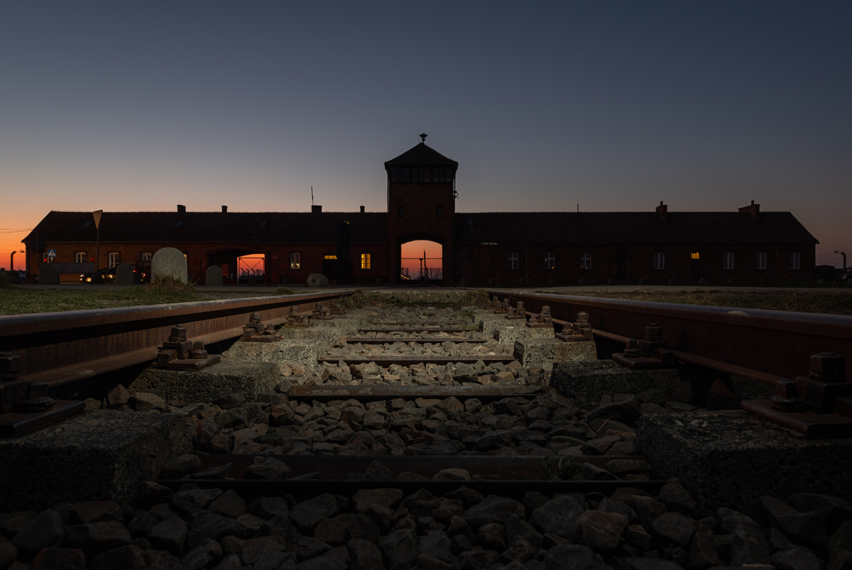 Вид на вход в бывший концентрационный лагерь Аушвиц-Биркенау. Фото Robert Michael/dpa-Zentralbild/dpa