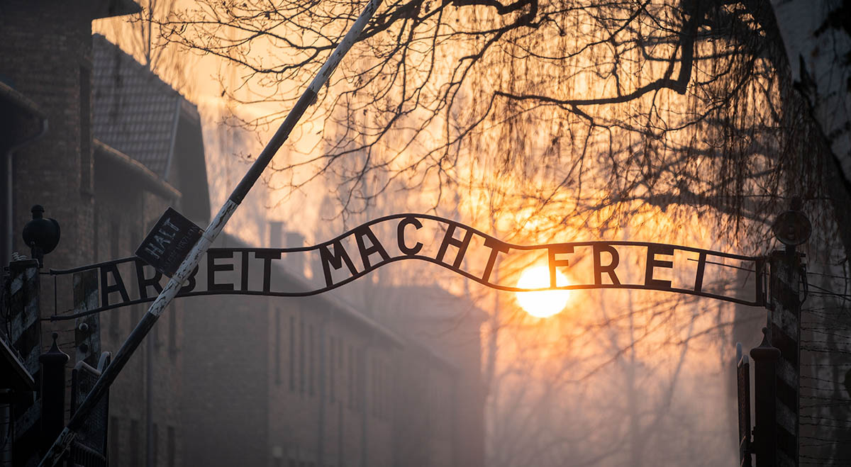 Надпись «Труд делает свободным» на воротах концентрационного лагеря Освенцим I. Фото Kay Nietfeld/dpa