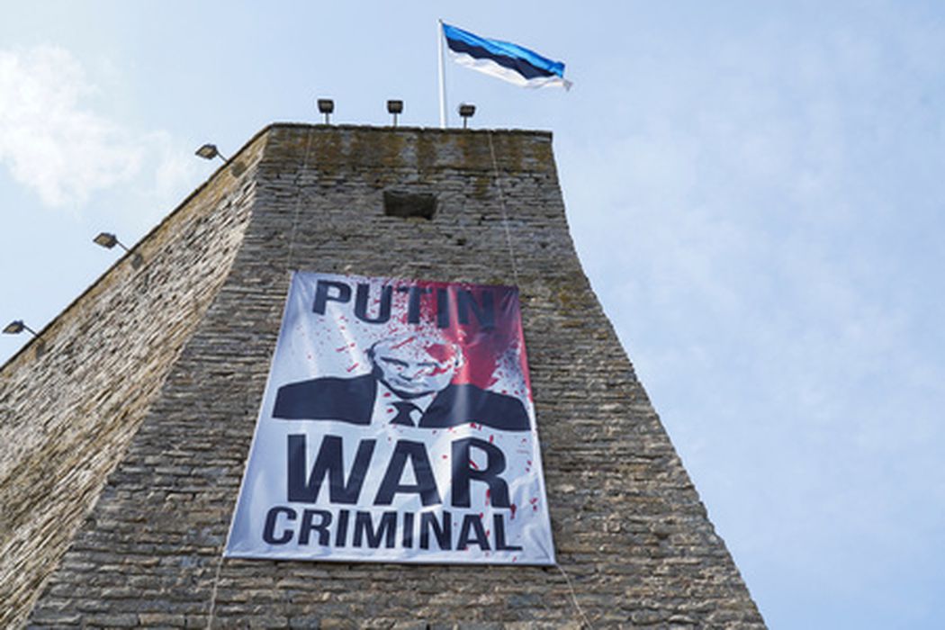 Плакат на стене Нарвского замка 9 мая 2023 года. Фото Janis Laizans / Reuters / Scanpix / LETA.