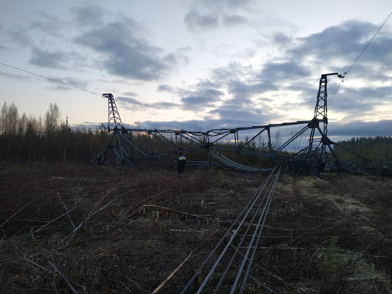 Подорванная опора электропередач в Леноблсти. Фото телеграм-канала губернатора региона Александра Дрозденко