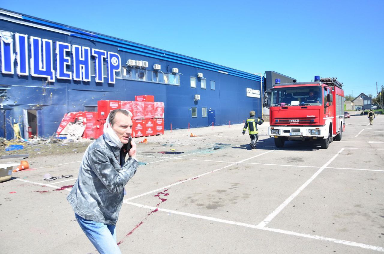 Последствия обстрела супермаркета в Херсоне, 3 мая 2023 года. Фото ГСЧС Украины.