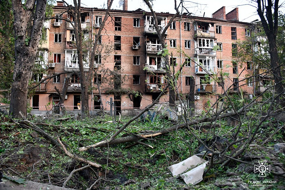 Последствия обстрела Николаева 13 мая. Фото ГСЧС Украины
