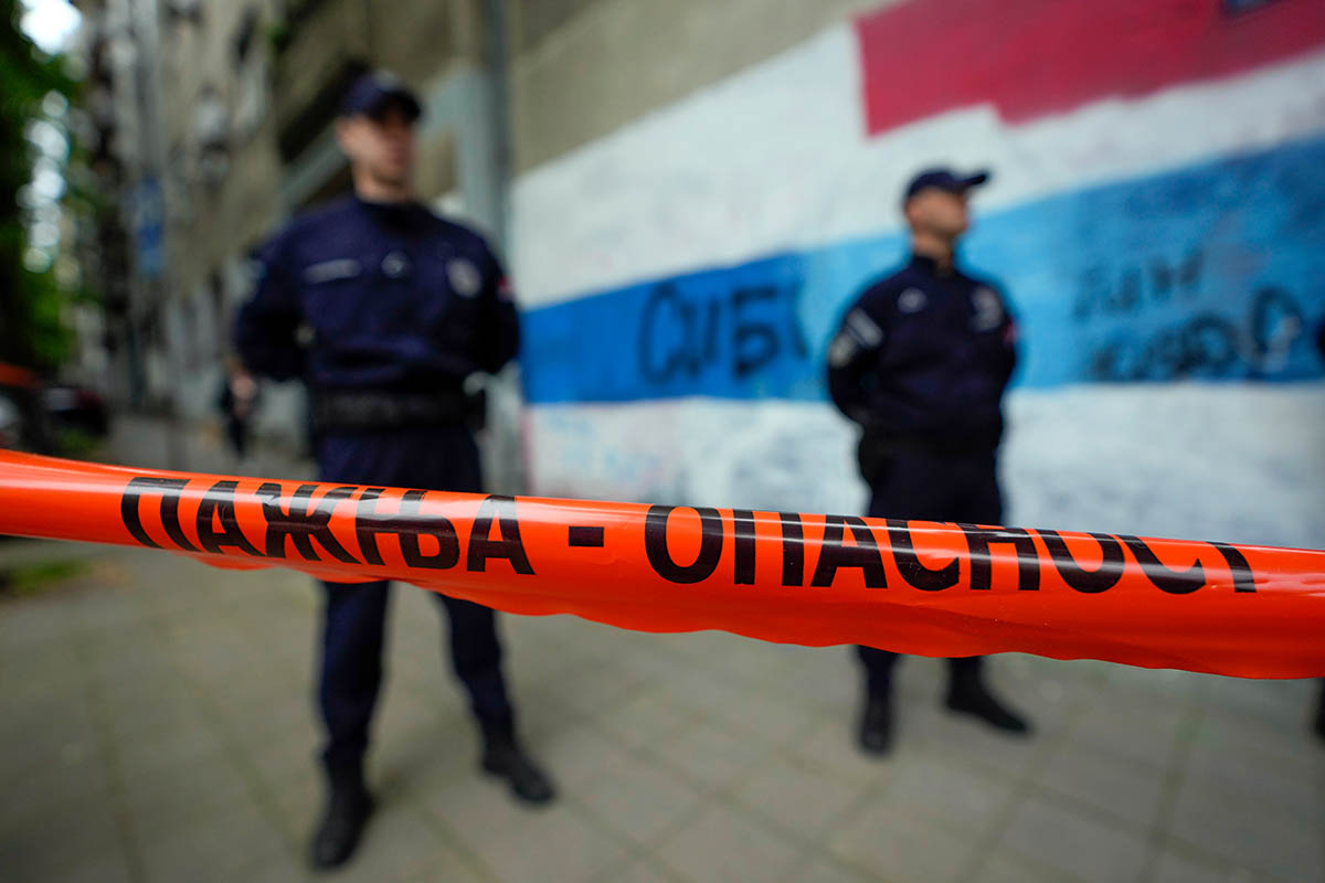 Полиция возле школы в Белграде, где ученик открыл стрельбу, 3 мая 2023 года. Фото Darko Vojinovic/AP Photo/Scanpix/Leta