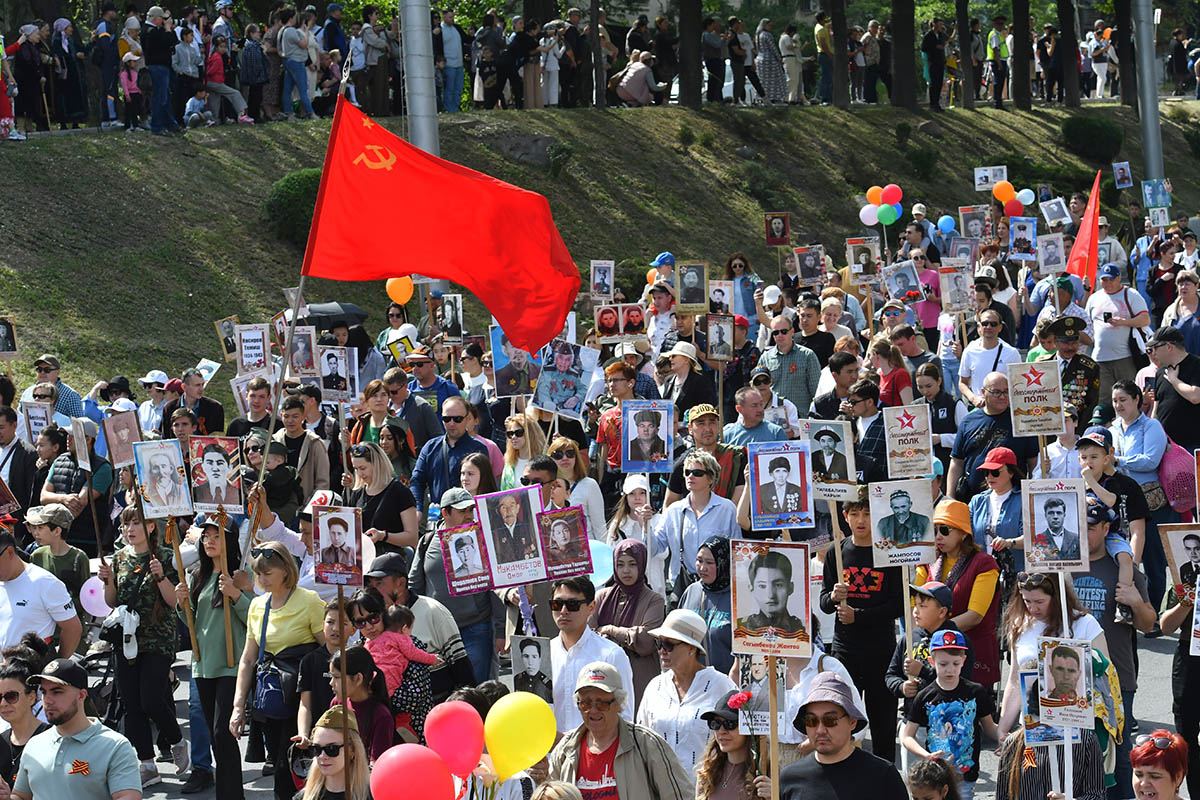Марш «Бессмертный полк» в Бишкеке, Кыргызстан, 9 мая 2023 года. Фото Vladimir Voronin/AP Photo/Scanpix/LETA