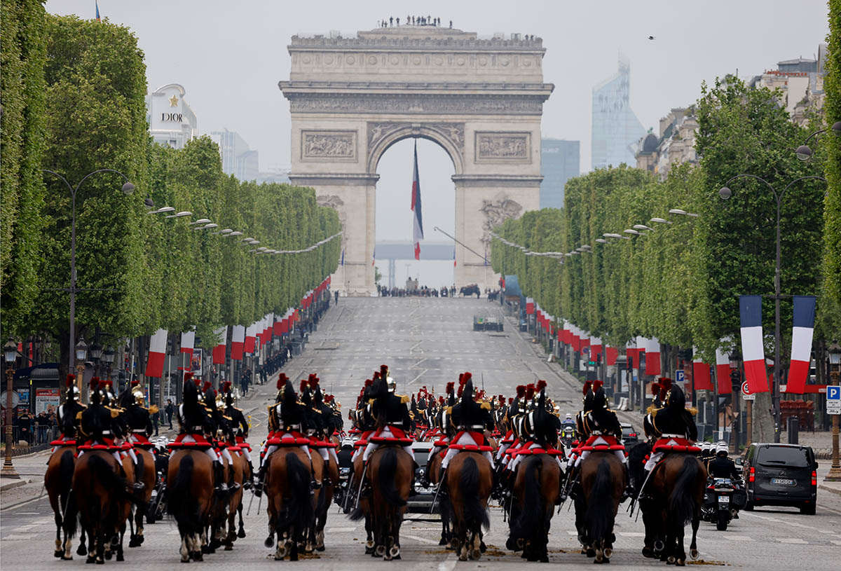 Члены Французской республиканской гвардии едут на лошадях по Елисейским полям в Париже, Франция, 8 мая 2023 года. Фото Ludovic Marin/AP Photo/Scanpix/LETA