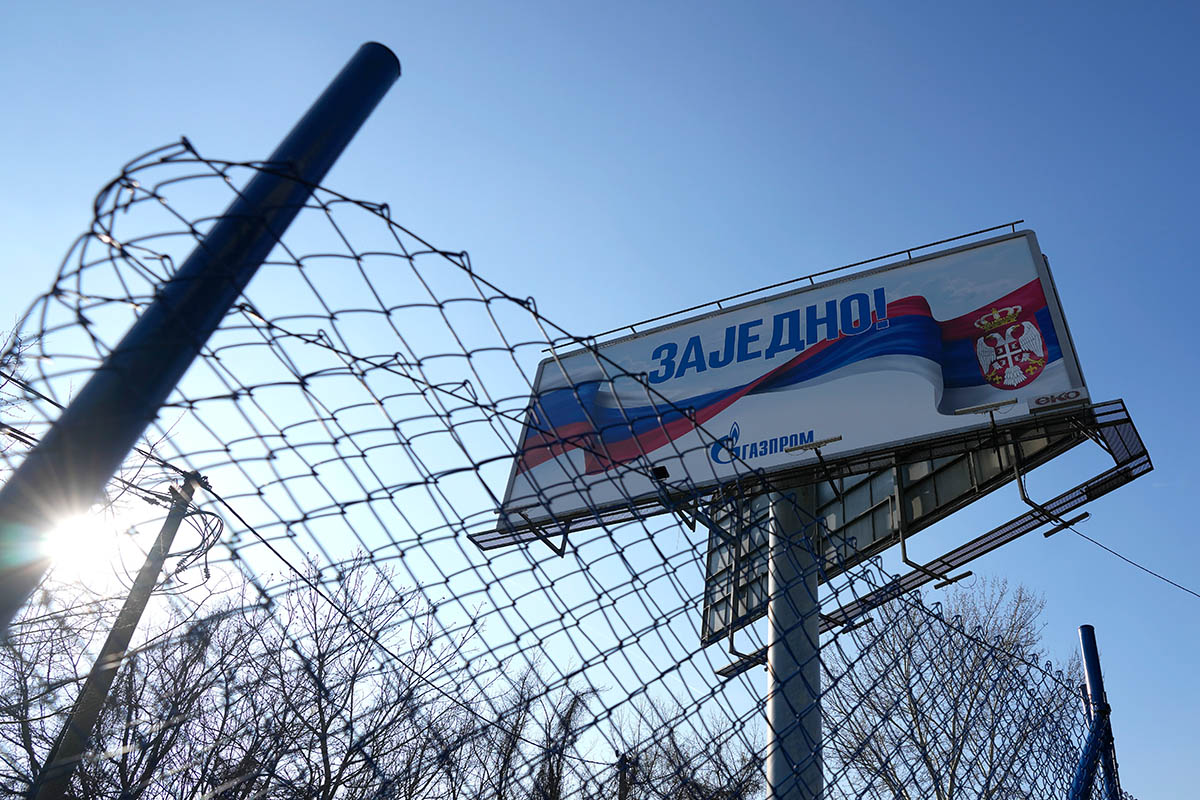 Билборд Газпрома с флагами России и Сербии с надписью «Вместе!» в Белграде, Сербия. Фото Darko Vojinovic/AP Photo/Scanpix/LETA