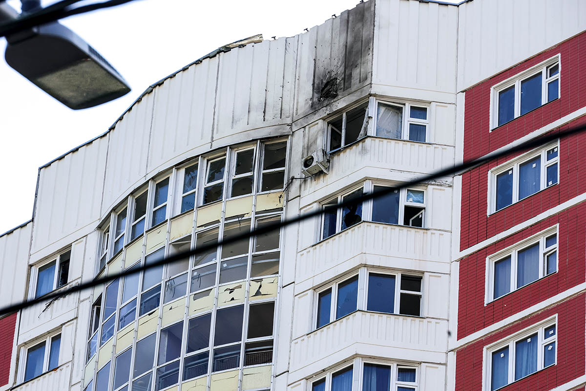 Последствия попадания беспилотника в жилой дом в Москве. Фото AP Photo/Scanpix/LETA