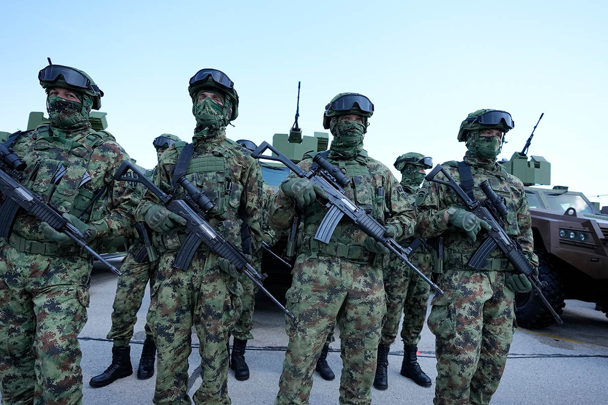 Солдаты сербской армии. Фото Darko Vojinovic/AP Photo/Scanpix/LETA