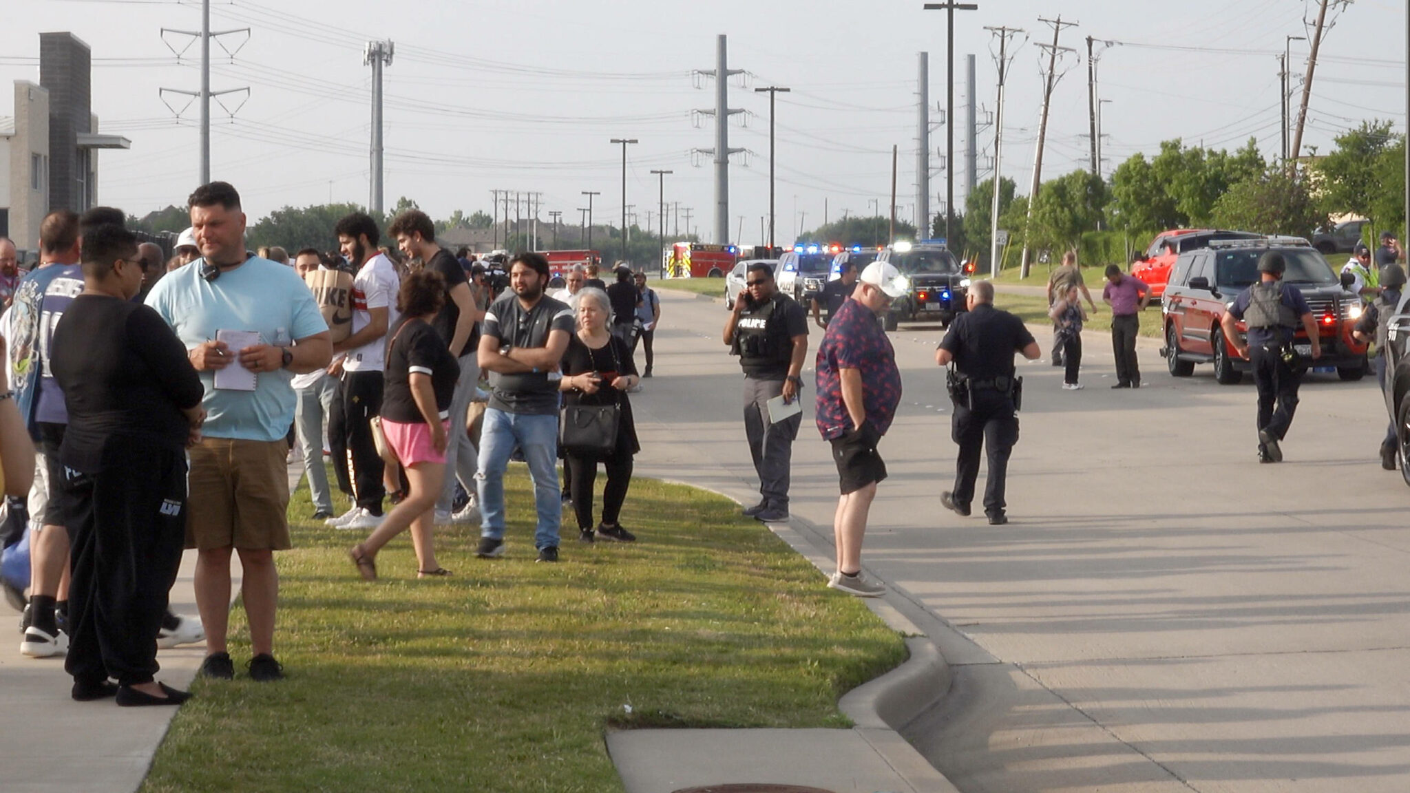 Люди возле торгового центра Allen Premium Outlets в Аллене, штат Техас, США 7 мая после стрельбы, в ходе которой погибло девять человек. Фото Chine Nouvelle / SIPA / Scanpix / LETA.