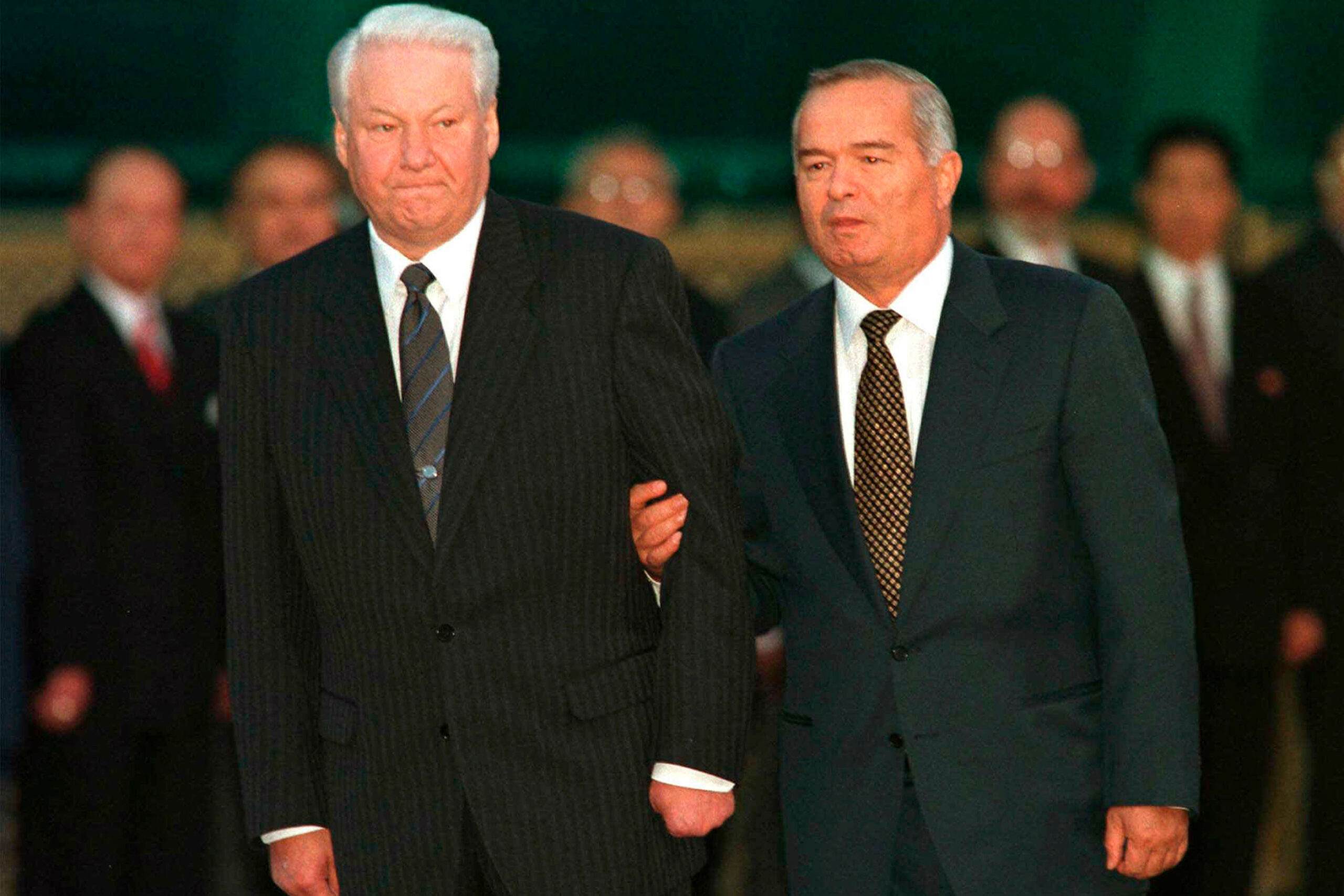 Президент Узбекистана Ислам Каримов (справа) поддерживает президента России Бориса Ельцина. 11 октября 1998 года. Фото Alexander Zemlianichenko/AP Photo/Scanpix/LETA