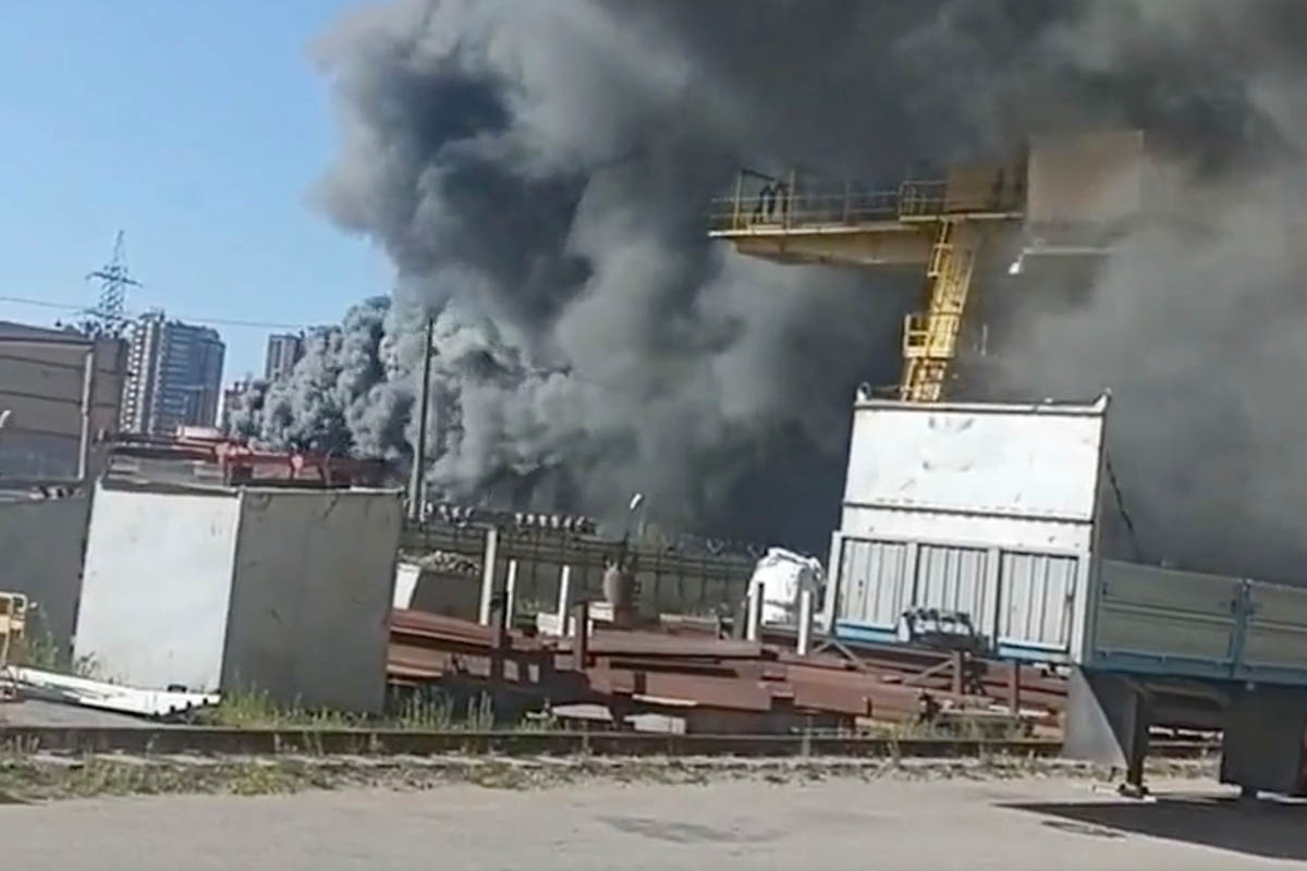 Пожар в производственном здании в Московском районе Санкт-Петербурга. Скриншот видео GazetaRu/Twitter