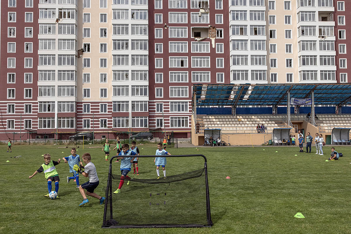 Дети из футбольных команд играют матч в Гостомеле, Украина. Фото ROMAN PILIPEY/EPA/Scanpix/LETA
