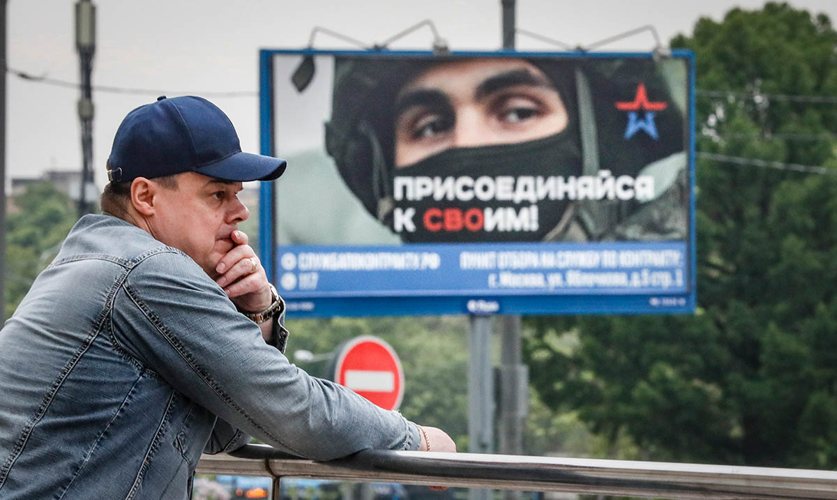 Плакат с лозунгом «Присоединяйся к своим!» в Москве. Фото YURI KOCHETKOV/EPA/Scanpix/Leta