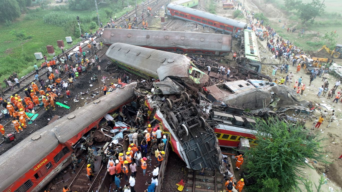 Последствия крушения в Индии двух поездов 2 июня 2023 года. Фото National Disaster Response Force / HANDOUT / Scanpix / LETA.