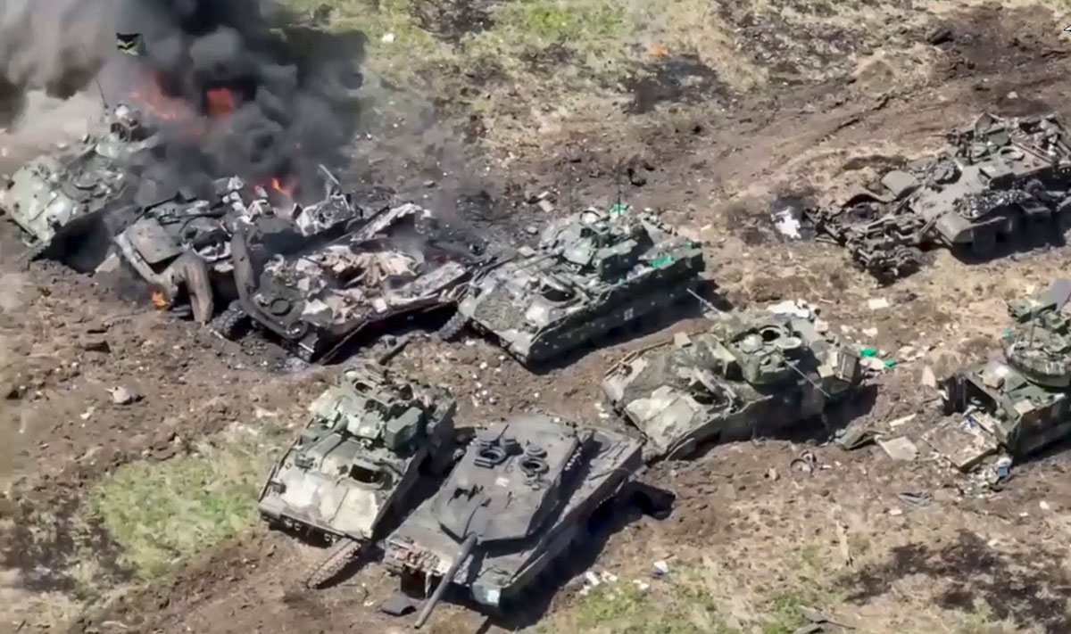 Танки «Леопард-2А6» и американские танки БМП M2 «Брэдли», уничтоженные в бою в Запорожской области Украины. Фото Министерство обороны РФ/EPA/Scanpix/Leta