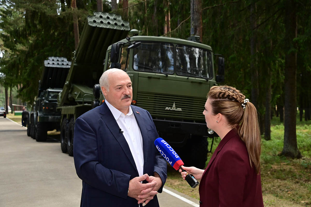 Президент Беларуси Александр Лукашенко во время интервью, где заявил, что Беларусь начала получать российские тактические ядерные вооружения. Фото ПРЕСС-СЛУЖБА ПРЕЗИДЕНТА БЕЛАРУСИ/EPA/Scanpix/Leta