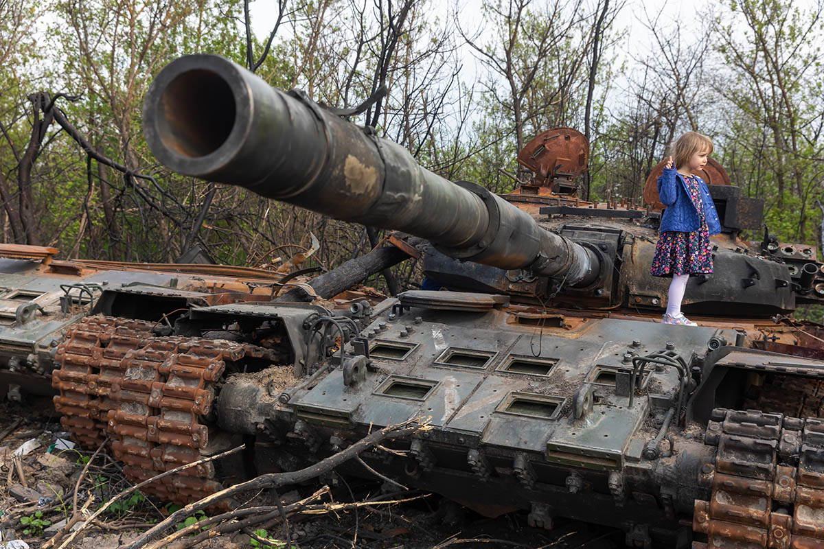 Девочка стоит на башне подбитого российского танка возле села Макаров, Киевская область, Украина. Фото Mykhaylo Palinchak/ZUMA Press Wire/Scanpix/LETA