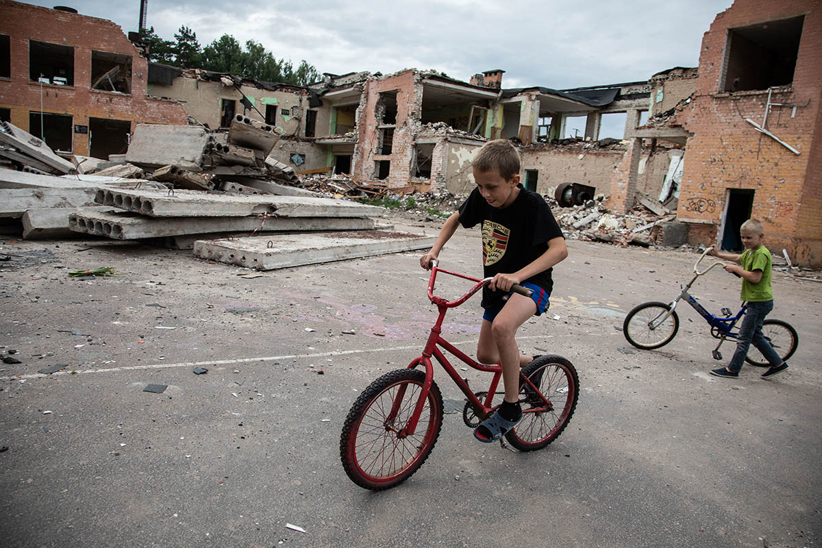 Мальчики катаются перед разрушенной школой в селе Новоселовка под Черниговом, Украина. Фото Michal Burza/ZUMA Press Wire/Scanpix/LETA