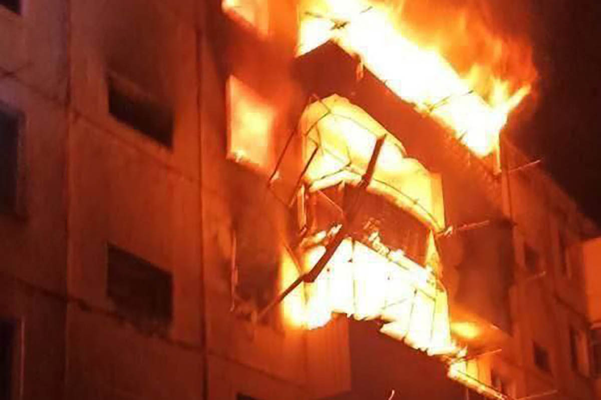 Пожар в пятиэтажке в Шебекино после обстрела. Фото ru2ch/Telegram
