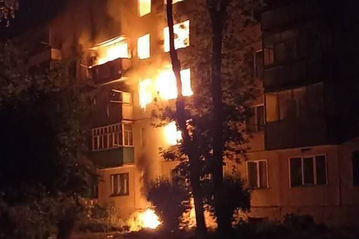 Пожар в пятиэтажке в Шебекино после обстрела. Фото ru2ch/Telegram