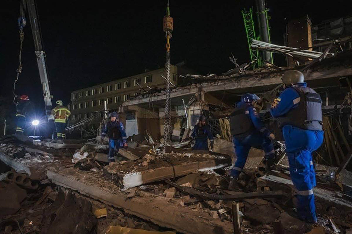 Спасатели работают на месте российского ракетного удара по Краматорску. Фото Klymenko_MVS/Telegram