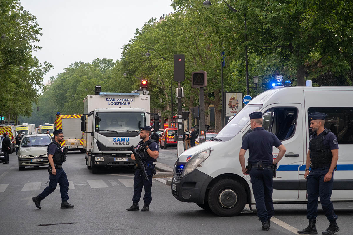 Полиция оцепила улицы рядом с местом пожара после взрыва в здании в районе 5-го округа Парижа, Франция. 21 июня 2023 года. Фото Ania Freindorf/ZUMA Press Wire/Scanpix/Leta