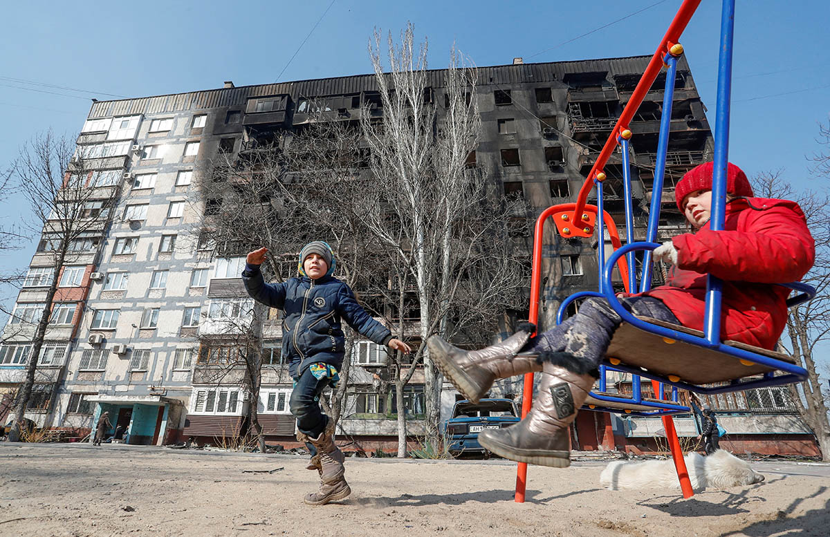 Дети играют на детской площадке в Мариуполе, Украина. Фото Alexander Ermochenko/REUTERS/Scanpix/LETA
