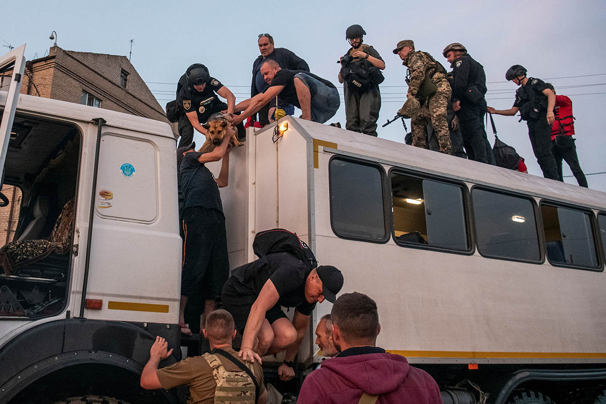 Спасатели эвакуируют местных жителей и их питомцев в Новой Каховке, Херсон. Фото Vladyslav Musiienko/REUTERS/Scanpix/Leta