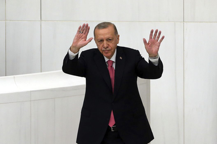 Реджеп Тайип Эрдоган приветствует новый состав Великого национального собрания (парламента) Турции перед принесением присяги. Фото Ali Unal/AP Photo/Scanpix/LETA