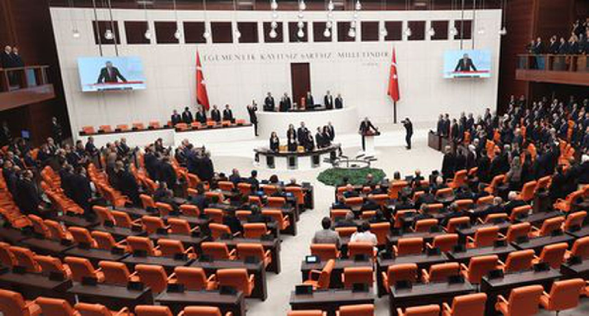 Принесение присяги в Великом национальном собрании (парламенте) Турции. Депутаты оппозиционных партий отказались встать с кресел, чтобы приветствовать Эрдогана. Фото Adem Altan/AFP/Scanpix/LETA