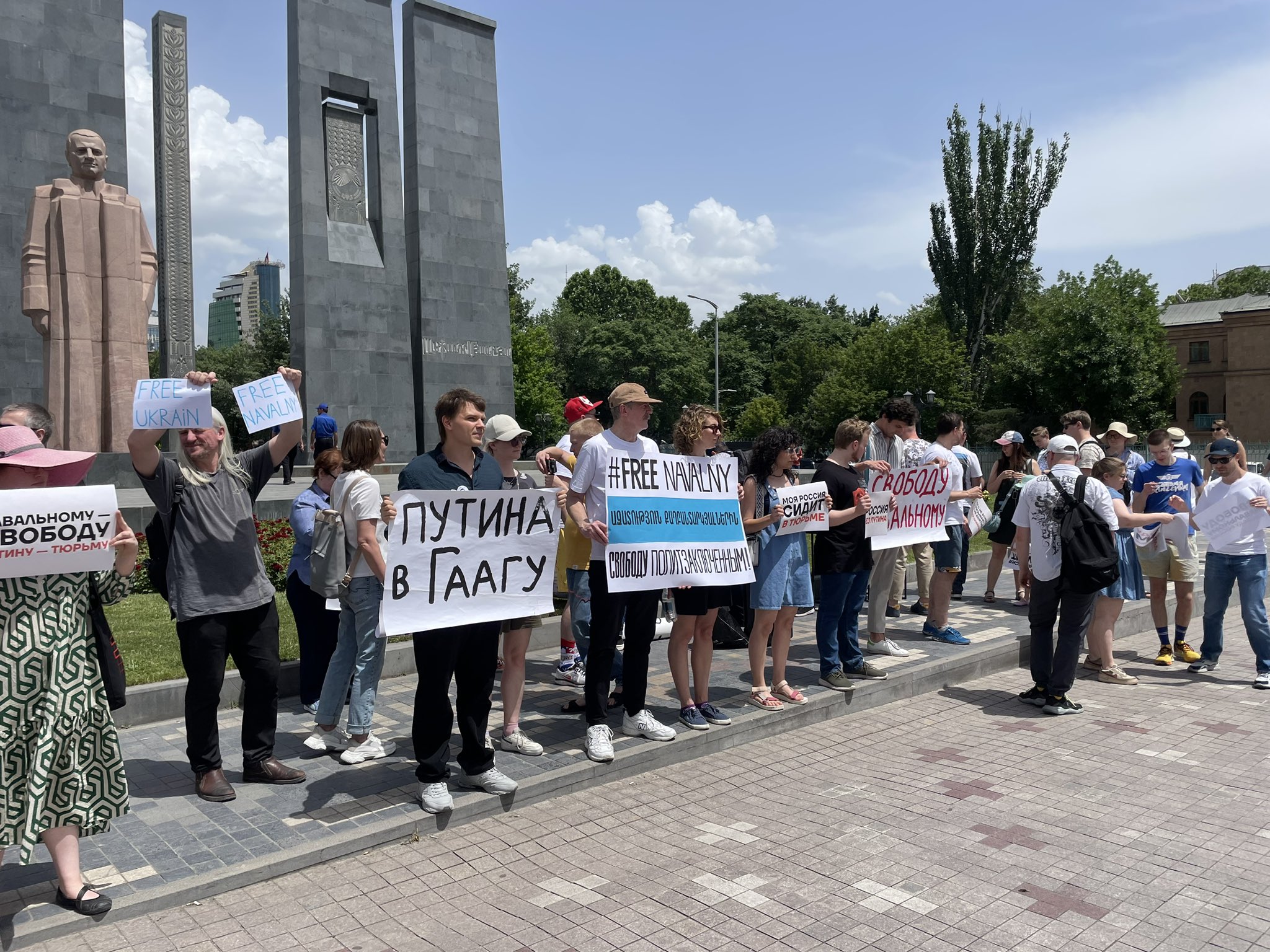 Акция в поддержку Алексея Навального в Ереване. Фото: Алипат Султанбегова/ twitter.com/sultanbegova