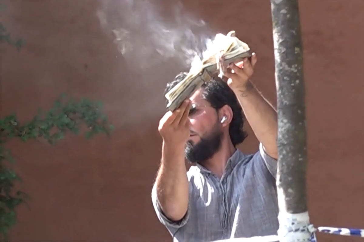 Беженец из Ирака сжигает Коран. Скриншот видео Euronews