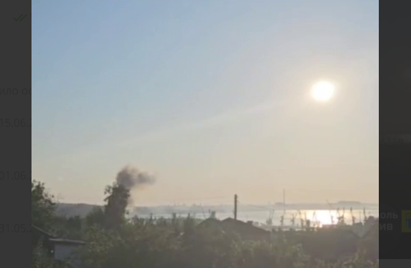 Дым в районе порта Мариуполя. Скриншот из видеозаписи в телеграм-канале "Мариуполь. Спротив".