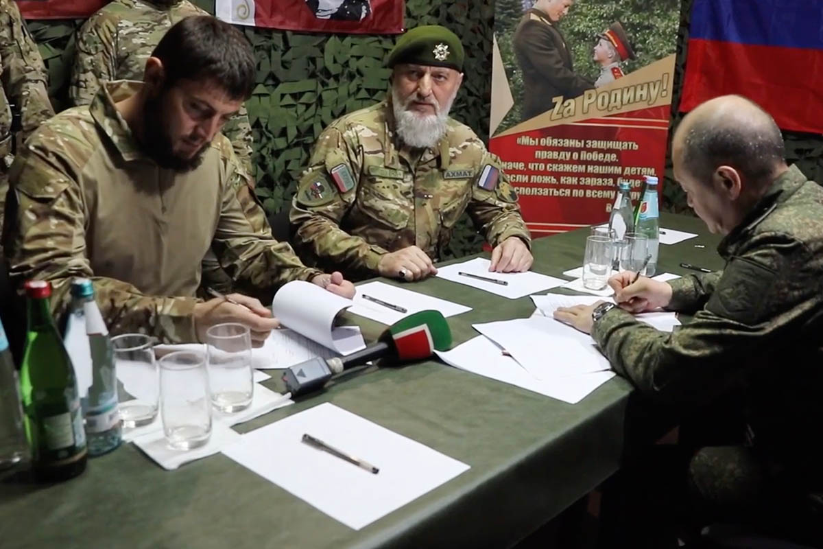 Минобороны России подписало первый контракт в рамках приказа о добровольцах с отрядом «Ахмат». Скриншот видео Минобороны РФ