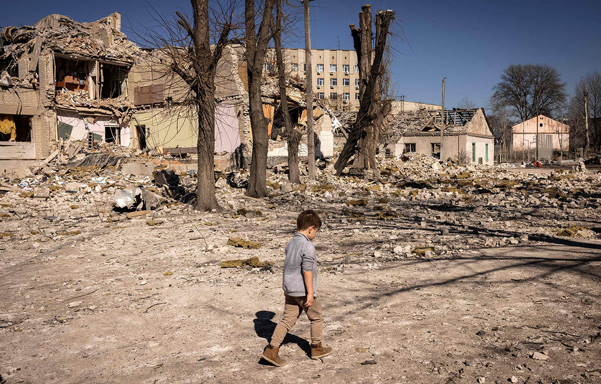Мальчик идет мимо разрушенной школы в городе Житомир, Украина. Фото FADEL SENNA/AFP/Scanpix/LETA