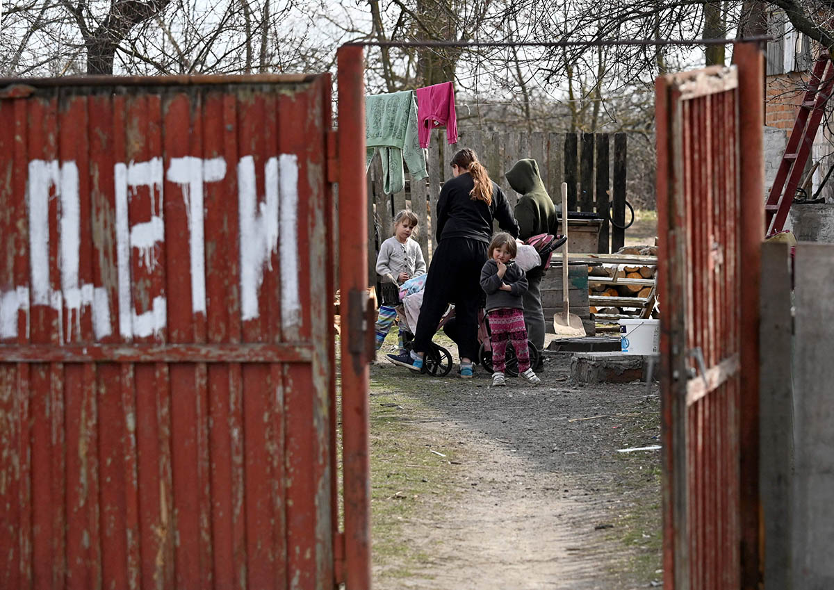 Дети во дворе в селе Обуховичи, Киевская область, Украина. Фото Sergei SUPINSKY/AFP/Scanpix/LETA