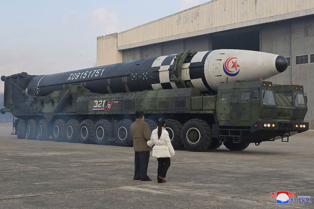 Ким Чен Ын со своей дочерью осматривает новую межконтинентальную баллистическую ракету в международном аэропорту Пхеньяна. 18 ноября 2022 года. Фото KCNA VIA KNS/AFP/Scanpix/Leta