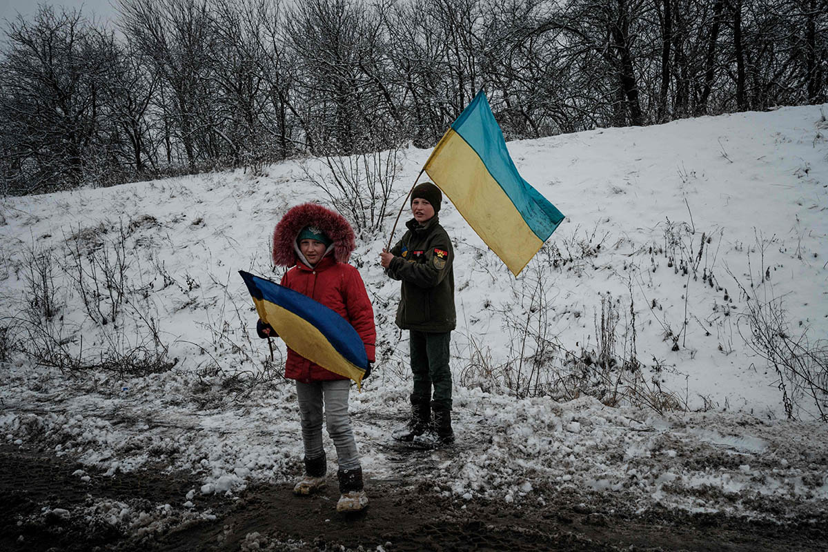 Дети держат украинские флаги на дороге недалеко от Славянска, Украина. Фото YASUYOSHI CHIBA/AFP/Scanpix/LETA
