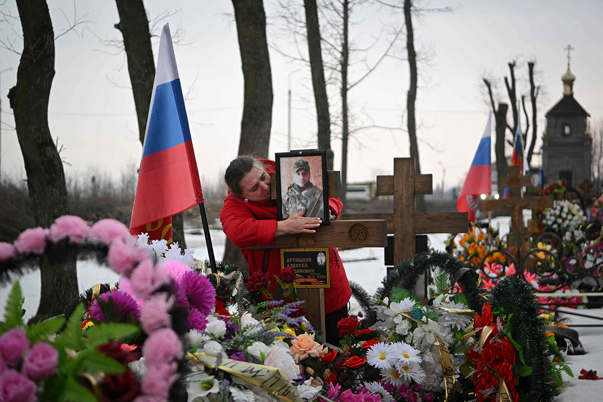 Женщина у могилы сына в городе Ефремов Тульской области. Фото Natalia KOLESNIKOVA/AFP PHOTO/Scanpix/Leta