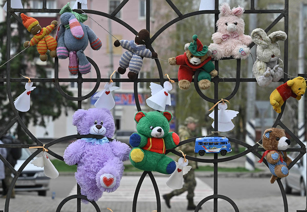 Детские игрушки на заборе железнодорожного вокзала в Краматорске, Украина. Фото Genya SAVILOV/AFP/Scanpix/LETA