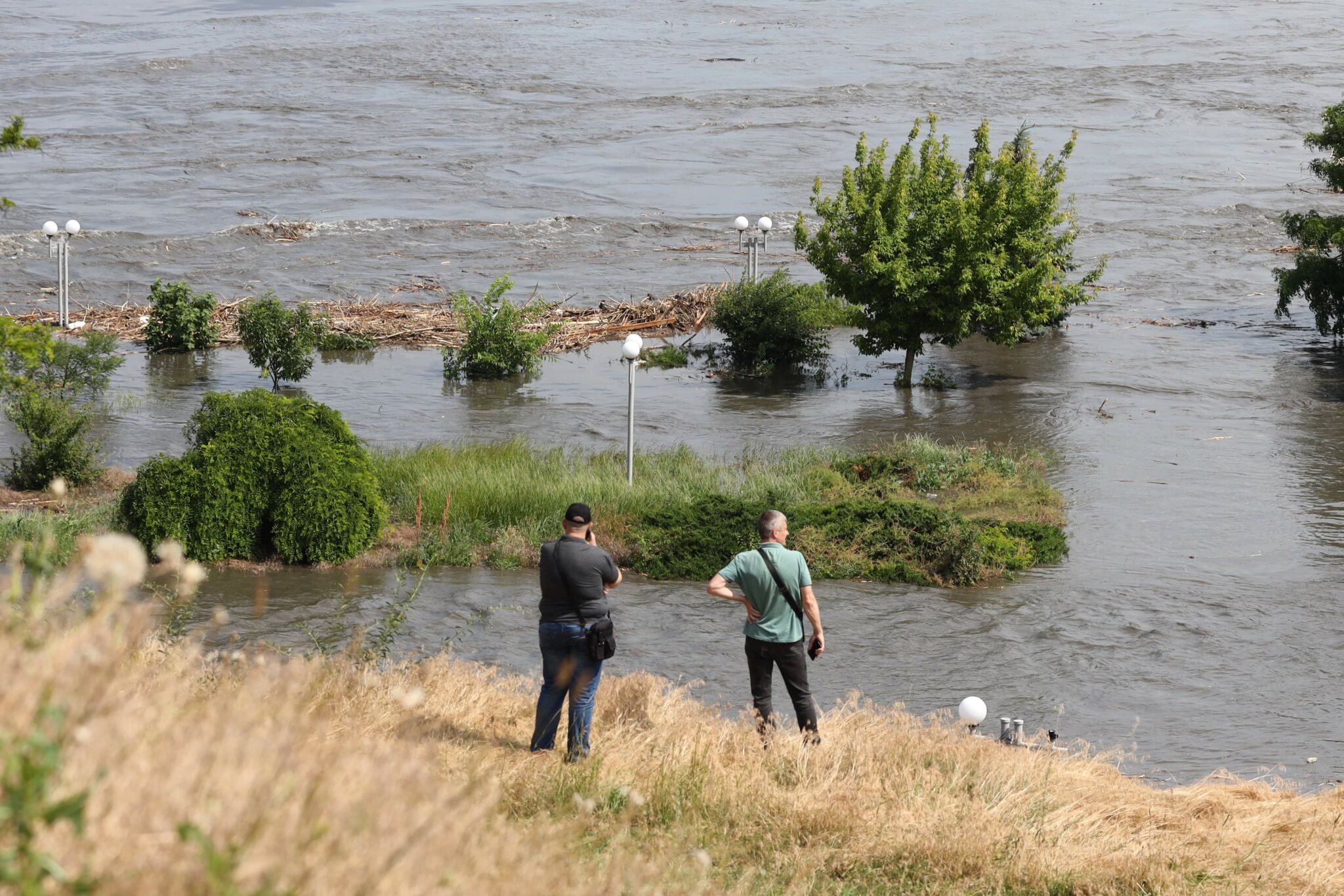 Жители Херсона наблюдают за разливом воды после прорыва плотины Каховской ГЭС. Фото AFP/Scanpix/Leta