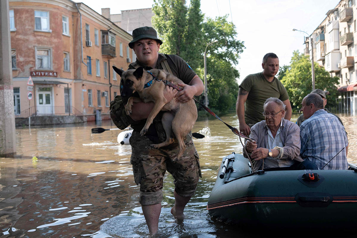 Украинские военнослужащие помогают местным жителям во время эвакуации из зоны затопления в Херсоне. Фото ALEKSEY FILIPPOV/AFP/Scanpix/Leta