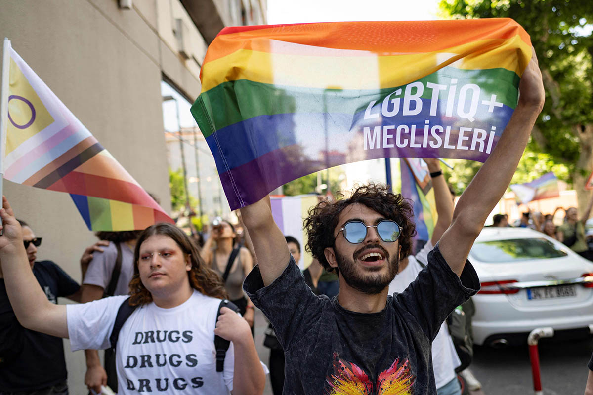 Как это будет по-турецки. В Стамбуле вопреки запрету властей прошел гей- парад, задержаны не менее 150 человек - фотогалерея Спектр
