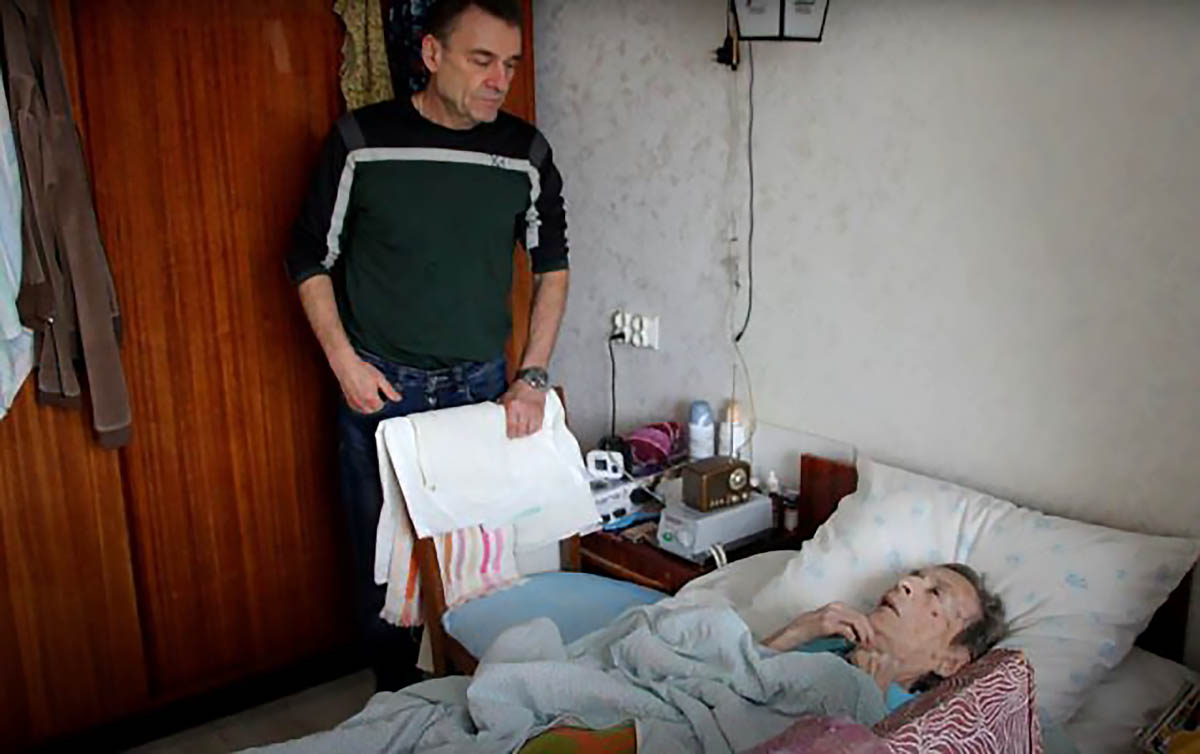 Игорь Барышников с 96-летней матерью. Фото Константин Рожков/SOTAvision