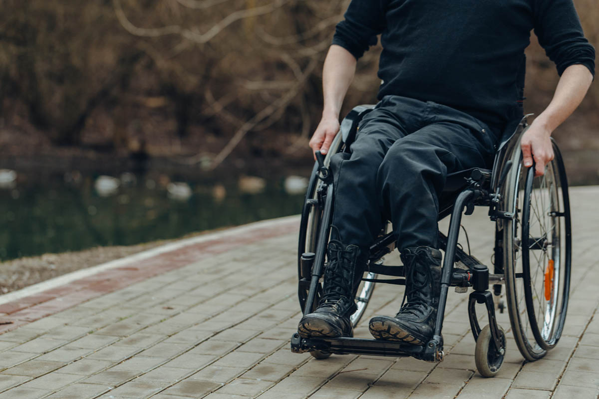 Мужчина в инвалидной коляске. Фото Natalia Shabasheva/Istockphoto